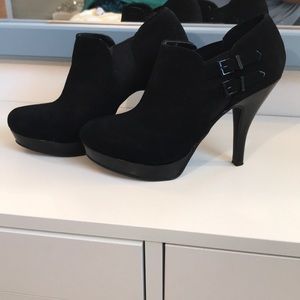 BEAUTIFUL BLACK HEELS!